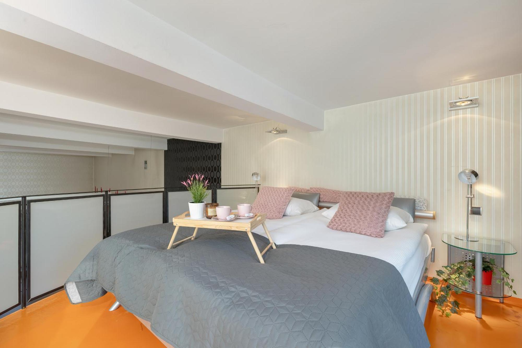 Przyszlosci Z Dwiema Sypialniami W Krakowie By Renters Krakau